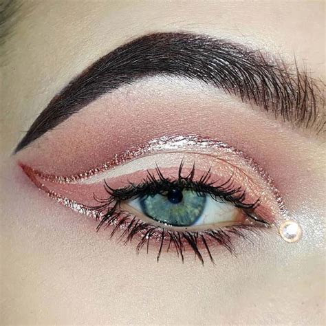 31 Pretty Rose Gold Makeup Ideas That Look Beautiful Gold Eyeliner