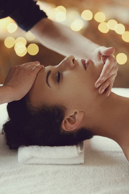 mujer afroamericana que recibe un masaje relajante en el spa foto gratis