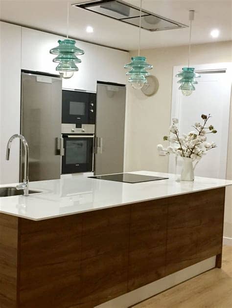 Artefactos para iluminacion en techo de madera. Cocina con isla y lámparas colgantes recicladas | Lámparas ...