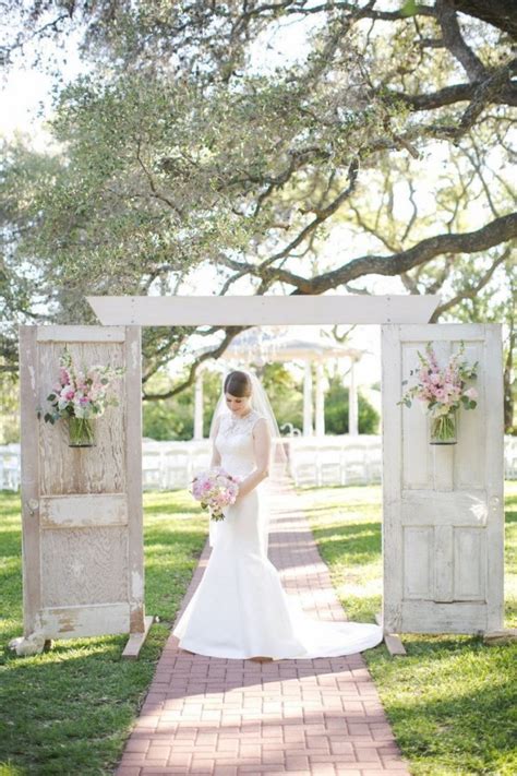 10 Fab Ways to Use Vintage or Re-purposed Doors at Your Wedding!