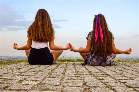 Our yoga clothing and workout apparel does just that. Inhale, Exhale - Wie Yoga das Leben total verqueert ...
