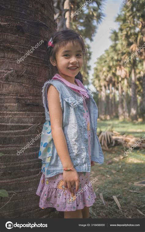 Küçük Kız Bir Palmiye Ağacının Yanında Duruyor | Stok fotoğrafçılık ...