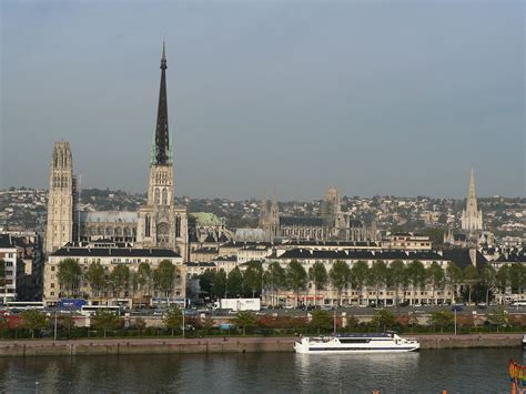 The city has a population of 110,000 and its metropolitan area includes some 520,000 inhabitants. Rouen - Wikipédia