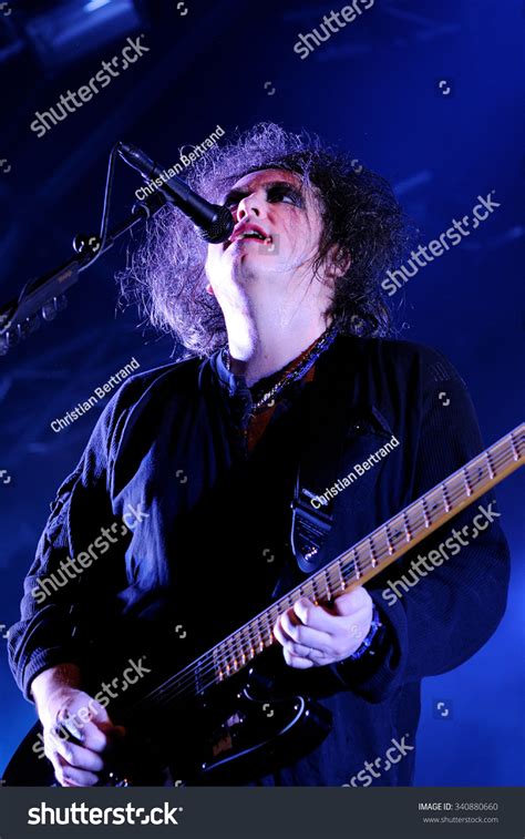 Sadece 3 adımda otobüs bileti rezerve edin. Barcelona - Jun 1: The Cure (Band) In Concert At San ...