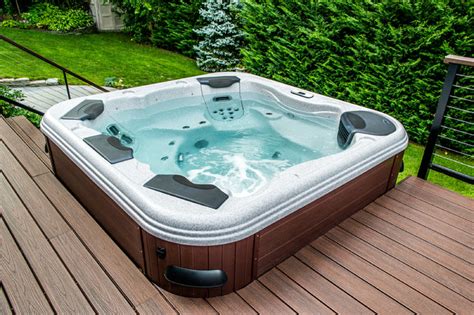 Bullfrog Spa 462 Hot Tub With Trex Decking And Cable Rail Modern Hot Tubs New York By