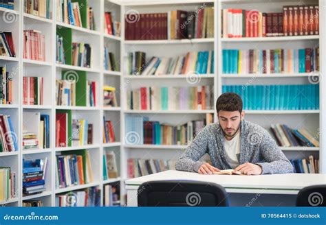 Retrato Del Estudiante Mientras Que Libro De Lectura En Biblioteca