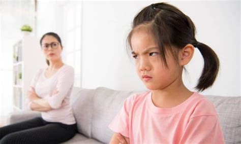 孩子想看电视，被妈妈拒绝后怒掀桌子：“爸爸让我看！”孰之过？