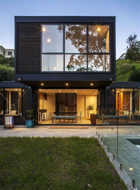 Contemporary Post And Beam Residence At The Bottom Of A Slope In Auckland