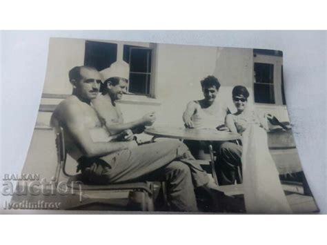 Снимка Жена и трима мъже на маса Стари снимки Изделия от хартия balkanauction
