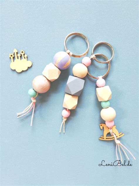 Überlange fingernägel mit kunstvoller dekoration. Schlüsselanhänger DIY mit Holzperlen und Nagellack ...