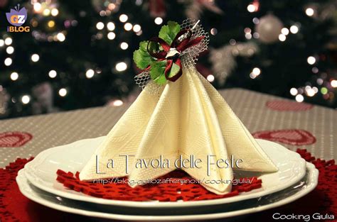 Arrotolate il tovagliolo partendo da sinistra e poi lavorate il bordo per ricreare i petali della rosa. Piegare tovaglioli ad albero di natale | tavola delle ...