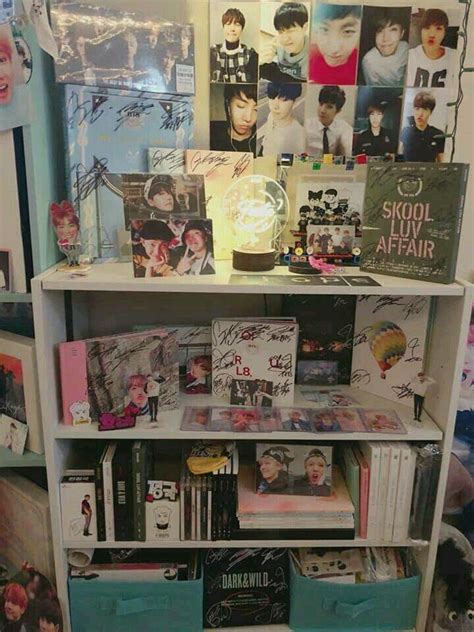 Dinding kamar tidur dengan banyak poster untuk army garis keras! Gambar Ide dekorasi oleh Bangtan Together BTS AND TXT pada ...