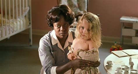 Skeeter (emma stone) es una joven sureña que regresa de la universidad decidida a convertirse en escritora. Dvd Historias Cruzadas ( The Help ) 2011 - Tate Taylor ...