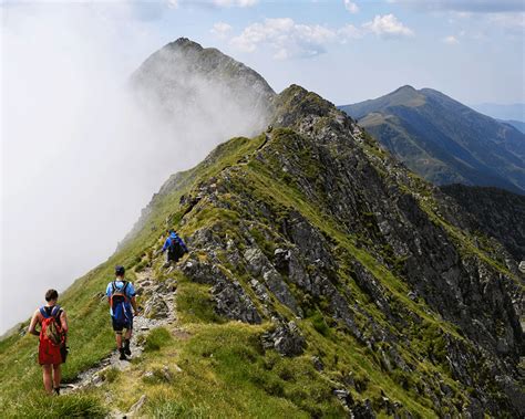 南部。ルーマニア中部を東西に走る。最高峰はモルドヴェアヌ山 (vârful moldoveanu, 2544 m)。トランシルヴァニア高原の南縁をなす。 トランシルヴァニア高原 トランシルヴァニア盆地とも。 Vârful Moldoveanu | 2544 m - Cunoaste-ti Tara