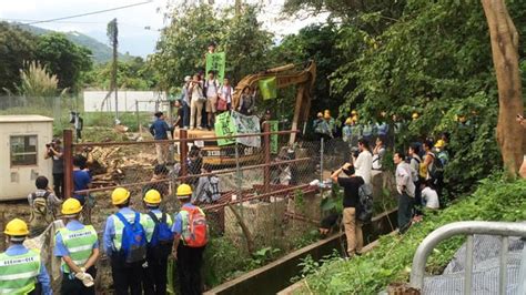 【恒基馬屎埔收地】抗爭者佔領鏟泥車 阻農地圍板工程 立場新聞•聞庫