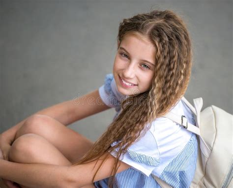 retrato de uma menina encaracolado bonito do adolescente foto de stock imagem de retrato