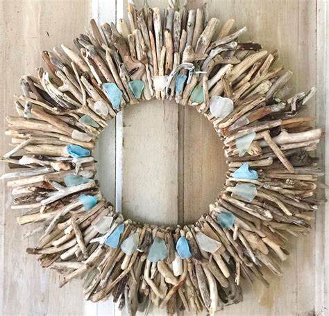 Pin by Milada Barešová on Driftwood Art | Driftwood wreath, Driftwood wall art, Driftwood crafts