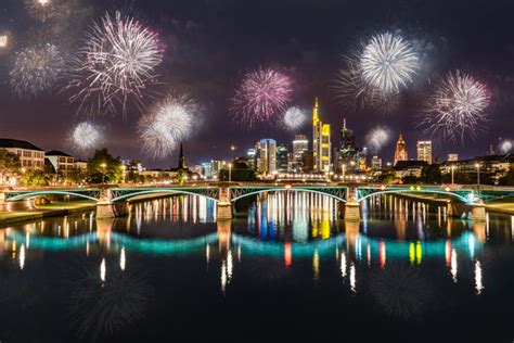 Online oder über unsere app buchen. Silvester Feuerwerk in Frankfurt - Reise-Top10.de
