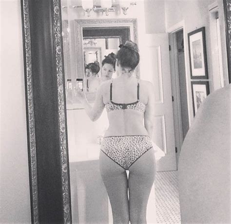 Kelly Brook Showcases Booty In Underwear For Bathroom Selfie Daily Star