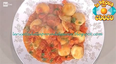 I ravioli capresi sono il primo piatto simbolo di capri e si ispirano alla classica insalata caprese la ricetta originale ce la fornisce davide ciavattella, giovane e talentuoso chef del ristorante la zagara. Ravioli capresi ricetta Mauro Improta e David Povedilla da ...