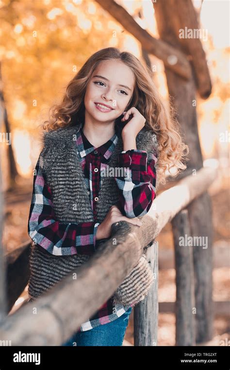 Schönes Junges Mädchen 12 14 Jahre Alten Posiert Im Freien Das Tragen Von Pelz Weste Kariertem