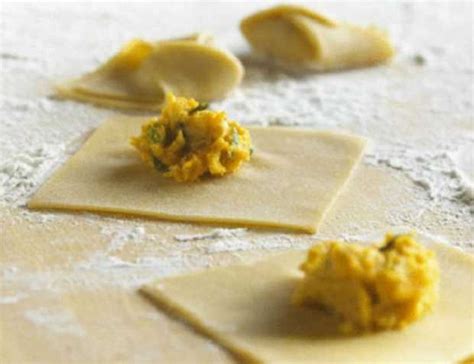Ricetta dei ravioli fatti in casa | come fare i ravioli fatti a mano spiegato passo, e le ricette dei vari ripieni, dai ravioli di carne ai ravioli ricotta e ripieno per ravioli: Ripieno per ravioli, le ricette - Idee Green