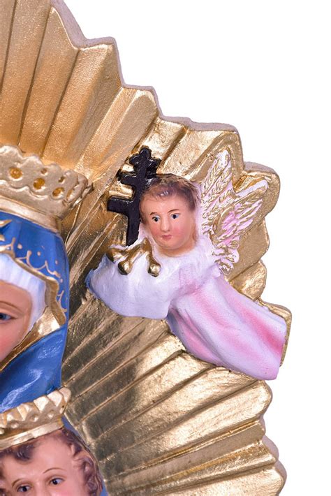 O culto ao ícone de nossa senhora do perpétuo socorro tem uma história que conta com um período de esquecimento e de restauração, na qual essa imagem mariana foi pintada para animar a esperança e a oração dos cristãos, e sua profunda mensagem espiritual transparece em sua beleza. Imagem Nossa Senhora do Perpétuo Socorro Durata 40cm - CORDIS