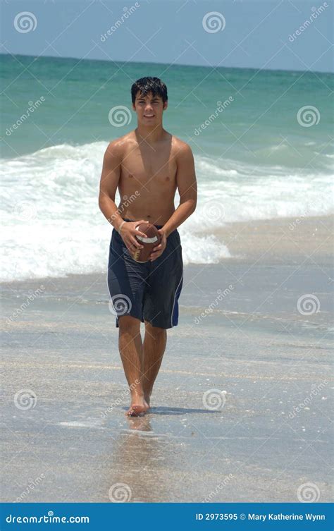Muchacho Adolescente Atl Tico En La Playa Imagen De Archivo Imagen De