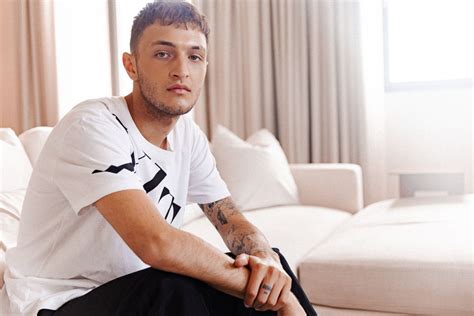 Anwar hadid for valentino valentino uomo born in roma. Pub Valentino 2019 : Born in Roma entre classicisme et ...