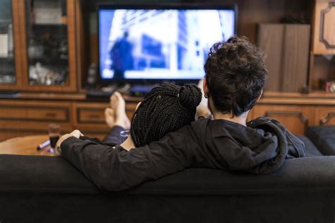 Internet Laughs At How Husband Doesn T Watch Wife S Favorite Tv Shows