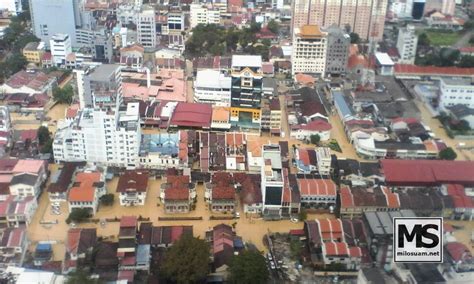 Hujan lebat sejak awal petang semalam yang bertembung dengan air pasang dikesan sebagai antara punca mengakibatkan banjir buruk di pulau. MiLo SuaM