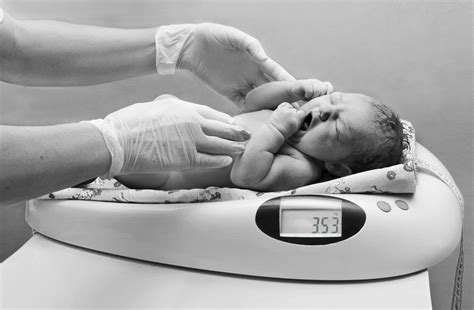 A lactation consultant works with expectant parents and new mothers to educate them about breastfeeding their babies and how to support their babies' development. How to become a lactation consultant | Woven Blog