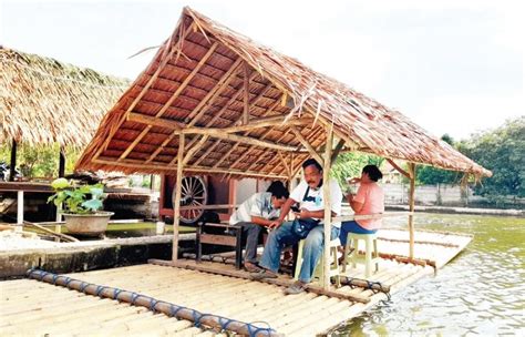 Rumah Makan Saung Babeh Tawarkan Sensasi Makan Siang di Atas Getek