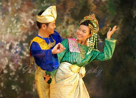 Tari ini merupakan satu dari beberapa jenis tarian melayu yang masih eksis sampai sekarang dan umumnya dijumpai di daerah. Tarian Tradisional Melayu | Cultural Dances | Pinterest