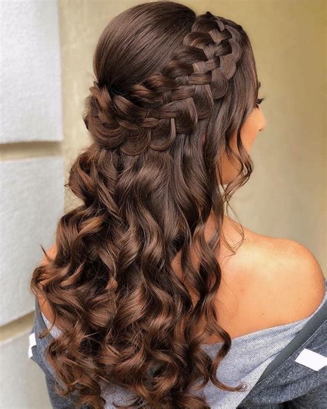 A quinceañera (also fiesta de quinceañera, quince años, fiesta de quince años and quinces) is a celebration of a girl's 15th birthday.it has its cultural roots in mexico and is widely celebrated today by girls throughout latin america. Pin by Nancy Maganda on 15 años | Hair styles, Down ...