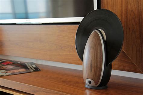 Vertical Record Player Gives Modern Functions To Retro Device
