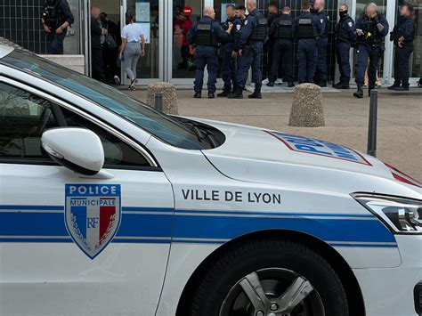 Lyon Un Policier Municipal Tra N Sur Plusieurs M Tres Lors D Un