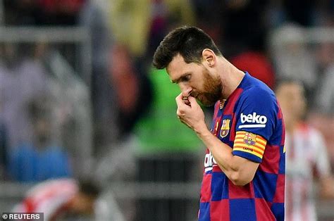 Kamar daga sama na ji ana kwankwasa kofa gidan,na mike ina tunanin waye zai zo gidan nan a wannan lakacin? Barca ta ce wa Messi zai iya barin klub din amma idan ...