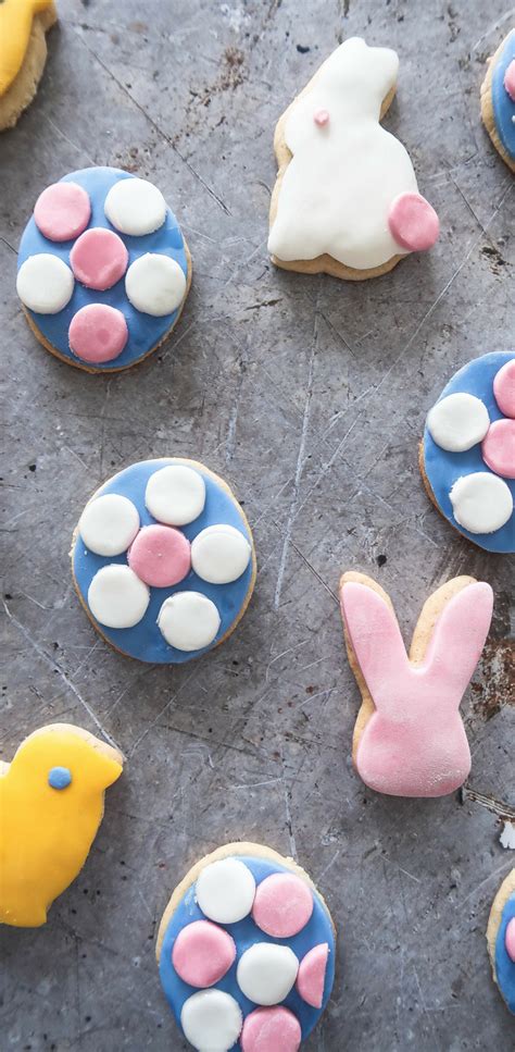Easy To Make Iced Easter Biscuits Easter Biscuits Easter Easter Cookies