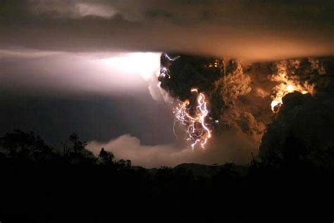20gepy National Geographic Iceland Volcano Lightning