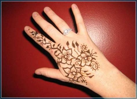 Henna simple dan cantik dengan jumlah model maupun motif beragam, seperti motif henna bunga yang paling sering. Download Gambar Henna Yg Mudah