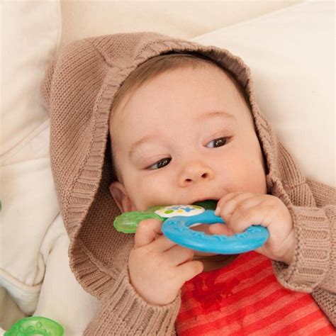 Er nuckelt lediglich daran und drückt seine schneidezähne hinein. Kleidung und Accessoires für neugeborenes Baby - das ...