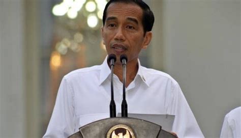 Di sela sela kunjungan kerjanya presiden jokowi kembali menyempatkan diri hadir di tengah para siswa sekolah dan tidak lupa menggelar kuis berhadiah. Suruh Pilih yang Berbaju Putih, Pakar Semiotika Sebut Baju ...