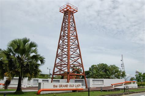 The grand old lady, malaysia's first inland oil drilling platform and one of sarawak's most important historical monuments. Kuli + Katrin unterwegs in Südostasien: Miri