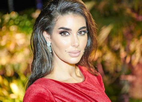 يظهر أحمد أمين وهو منتظر ياسمين صبري أمام السينما، ويتصل. ياسمين صبري العربية الوحيدة ضمن أجمل 100 وجه في العالم | خبر | في الفن