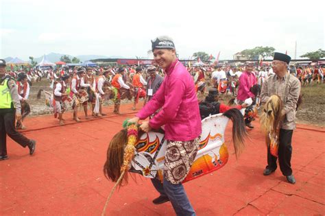 Tarian kuda kepang sungguh sinonim di kalangan rakyat negeri johor , tarian ini juga merupakan simbol kedaulatan negeri johor sejak zaman dahulu lagi. Nama Tarian Tari Kuda Lumping Asal Daerah - Aneka Seni dan ...