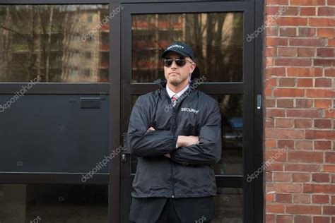 Security Guard Standing In Front Of The Entrance — Stock Photo