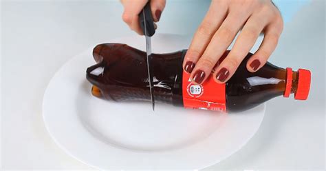 Elle coupe une bouteille de Coca-Cola en 2 Ce qui va se passer est