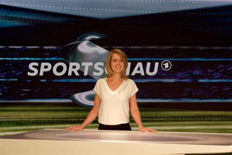 Jessy wellmer bei der em löst bei mir noch mehr fremdscham aus als damals markus lanz bei wetten dass. Jessy Wellmer löst Reinhold Beckmann als Moderatorin ab ...