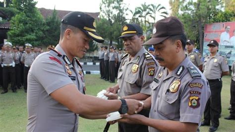 Polisi Wajib Gunakan Sarung Tangan Saat Tolong Korban - Tribun Bali